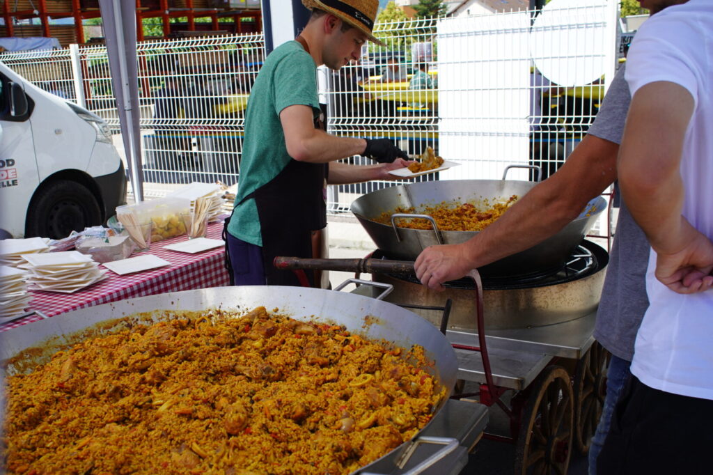 Un paella géante au traiteur foodtruck savoyard Mr Diot