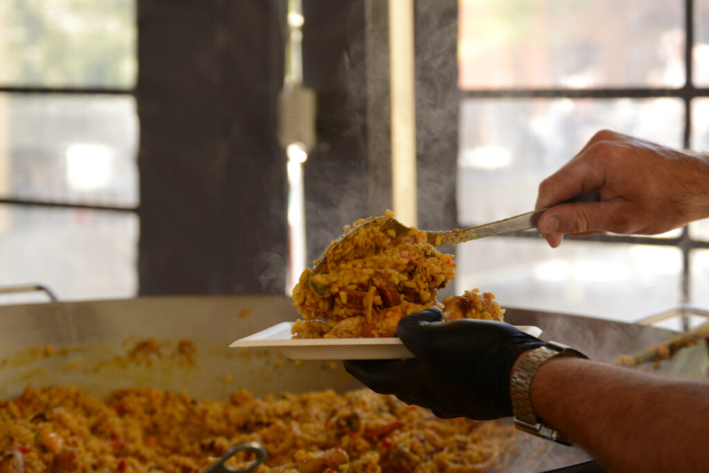 Un paella géante au traiteur foodtruck savoyard Mr Diot