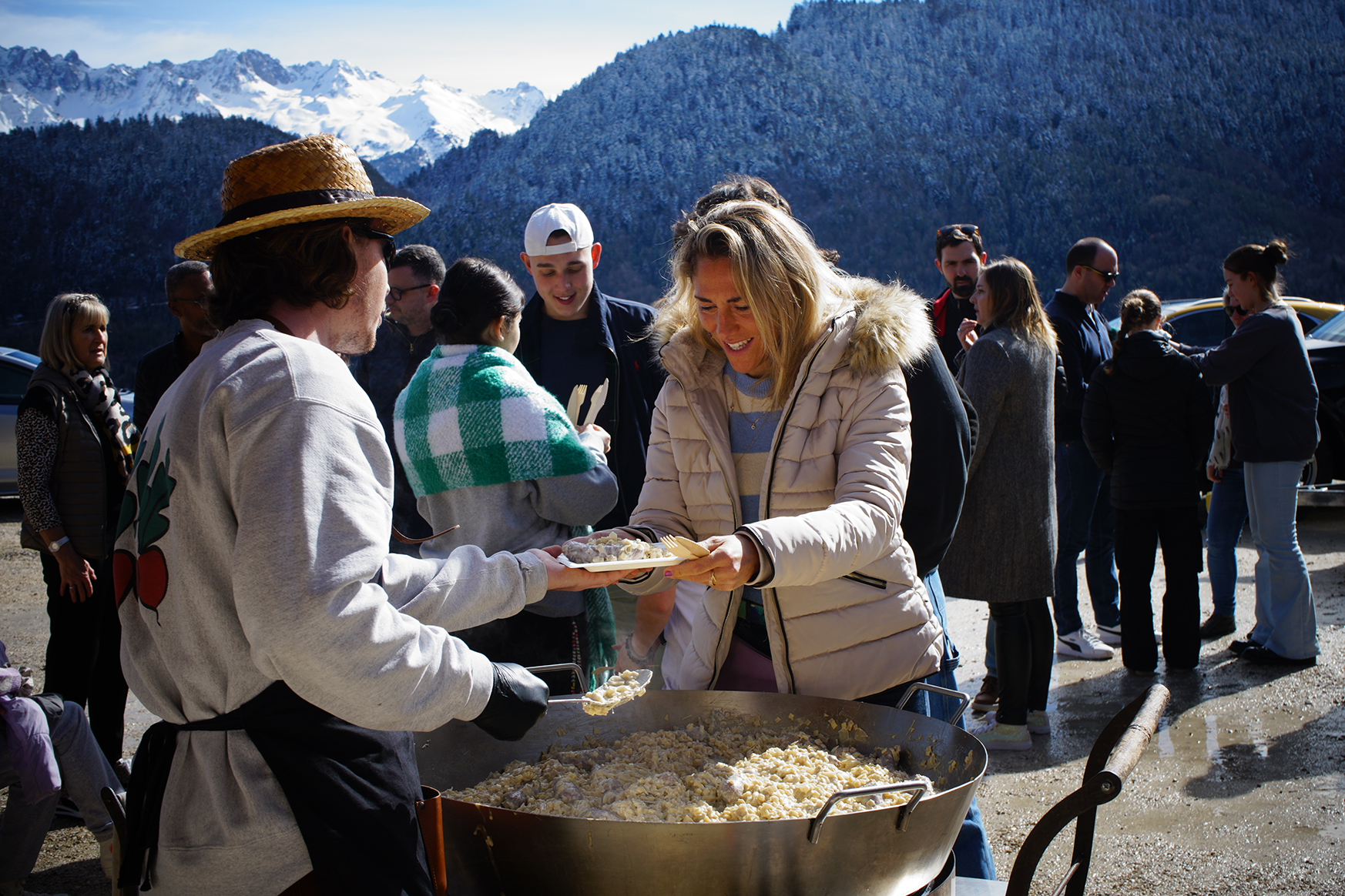Traiteur poêle géante pendant un mariage en Savoie